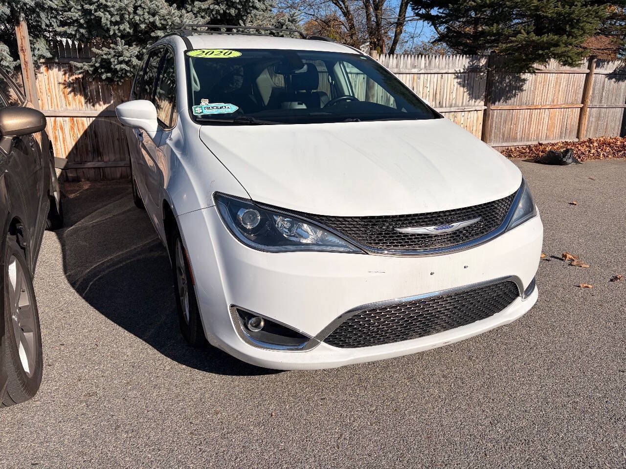 Used 2020 Chrysler Pacifica Touring-L FWD image 3