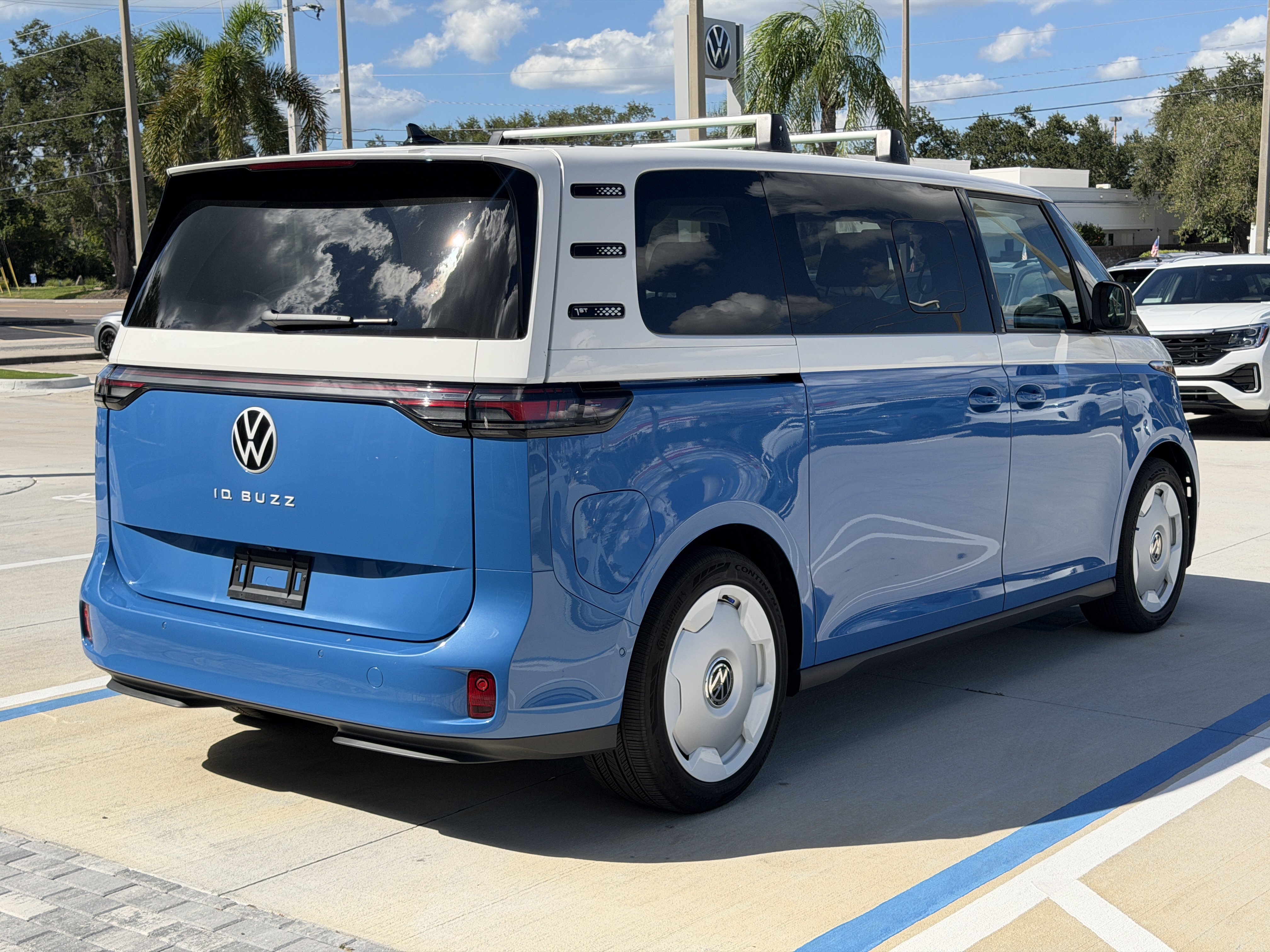 Used 2025 Volkswagen ID. Buzz 1st Edition RWD image 7
