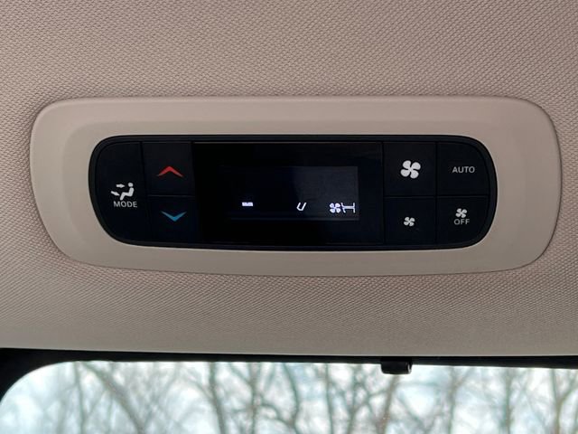 Used 2018 Chrysler Pacifica Touring-L image 33