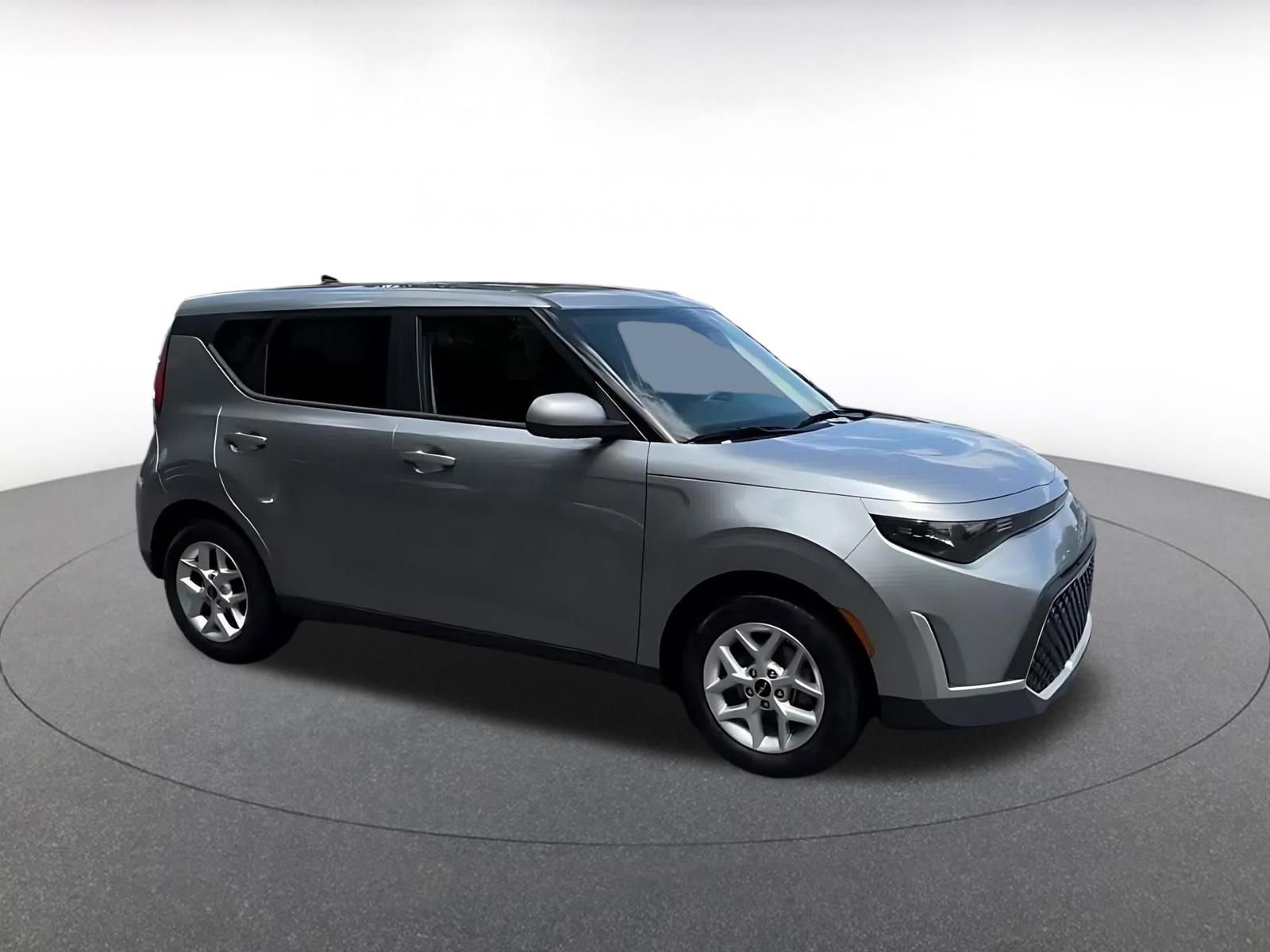 Used 2025 Kia Soul LX w/ LX Technology Package FWD image 2