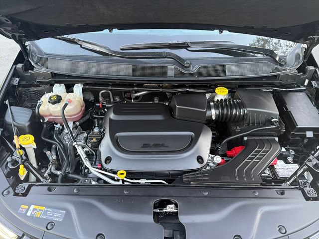 Used 2024 Chrysler Pacifica Touring-L FWD image 17