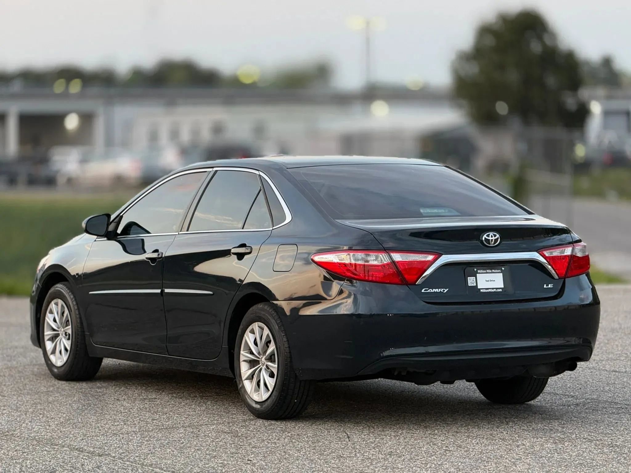 Used 2015 Toyota Camry LE image 10