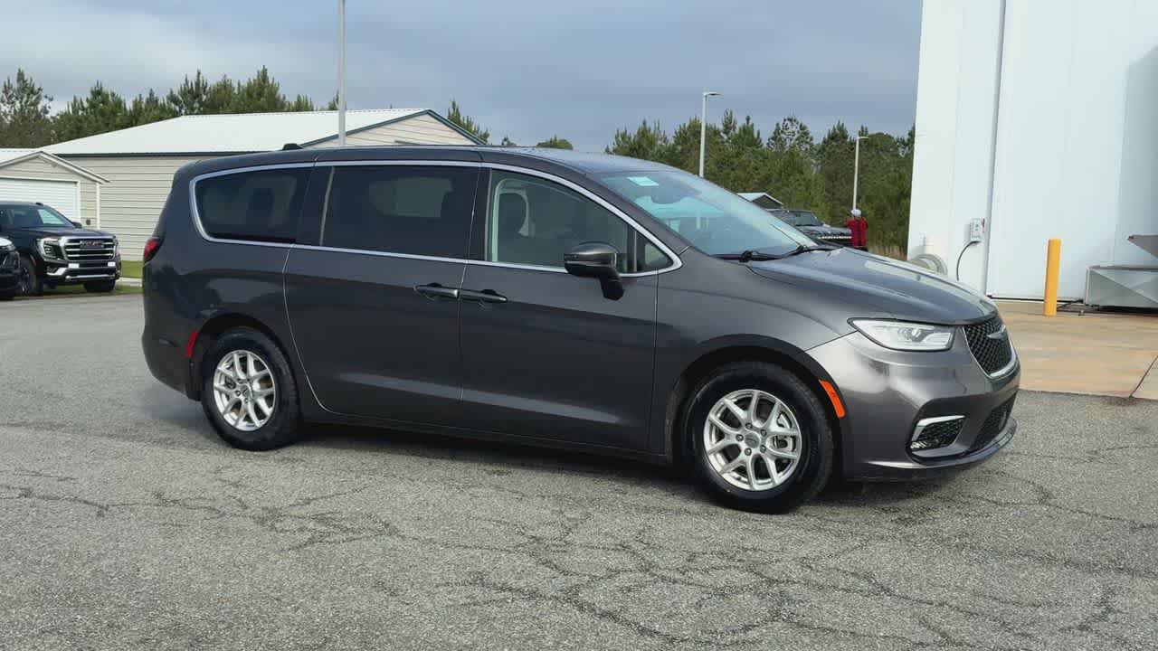 Used 2023 Chrysler Pacifica Touring-L FWD video 2