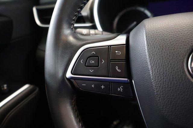 Used 2021 Toyota Highlander XLE AWD/4WD image 18