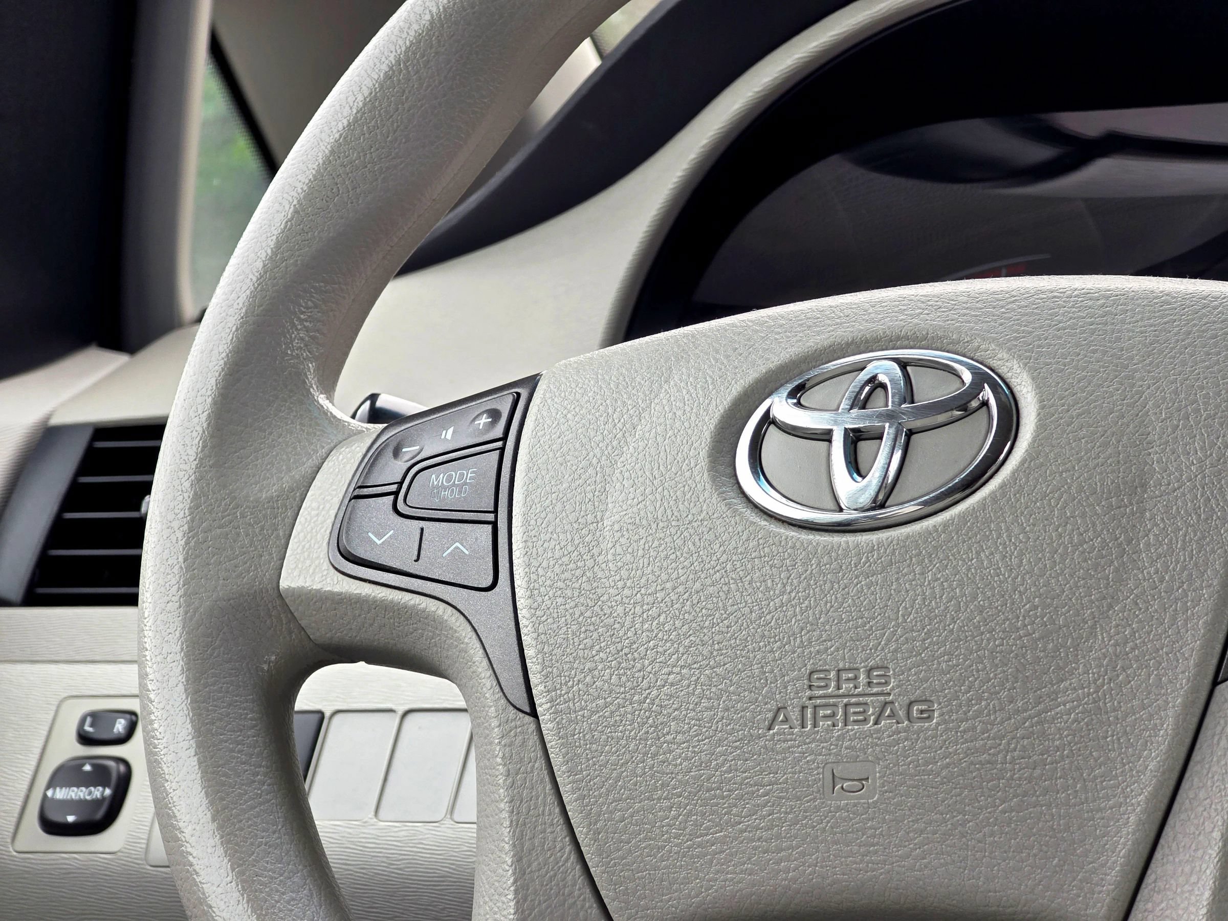 Used 2014 Toyota Sienna LE AWD/4WD image 21
