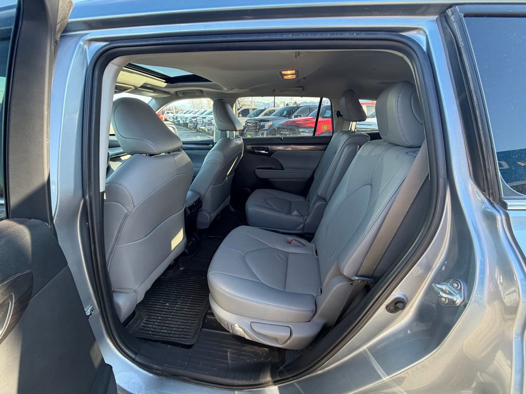 Used 2023 Toyota Highlander Limited image 4