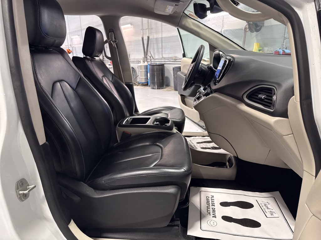 Used 2023 Chrysler Pacifica Touring-L FWD image 32