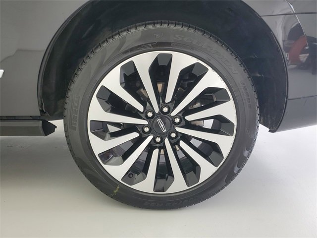 Used 2023 Lincoln Navigator Reserve image 12
