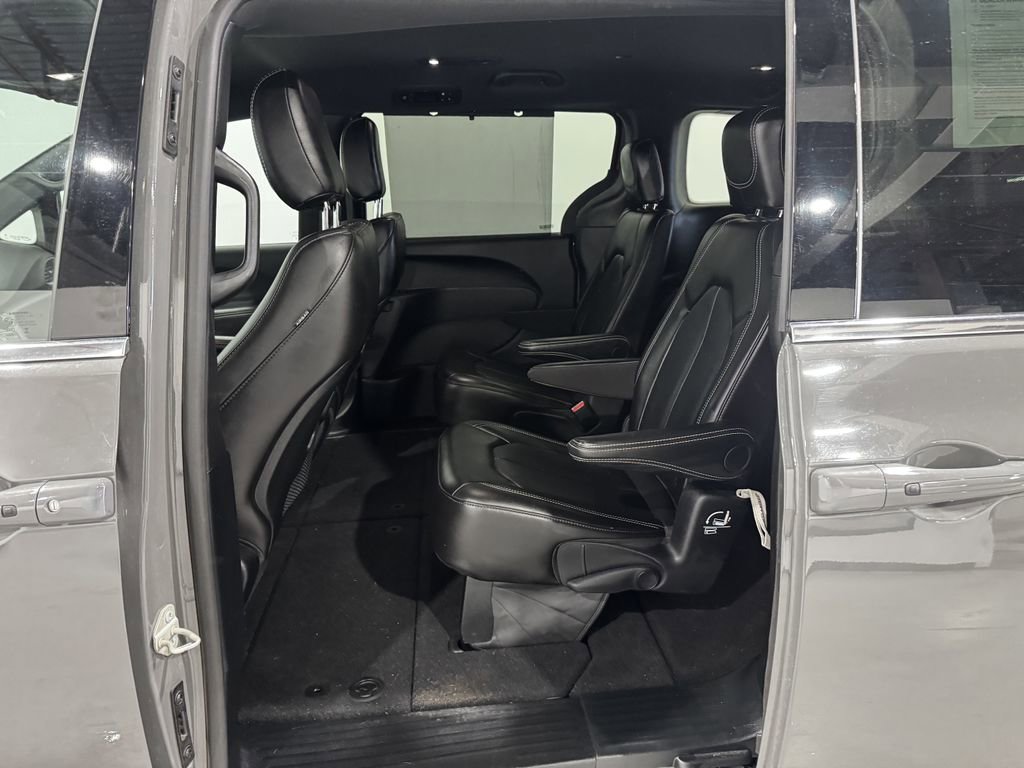 Used 2025 Chrysler Pacifica Select FWD image 19
