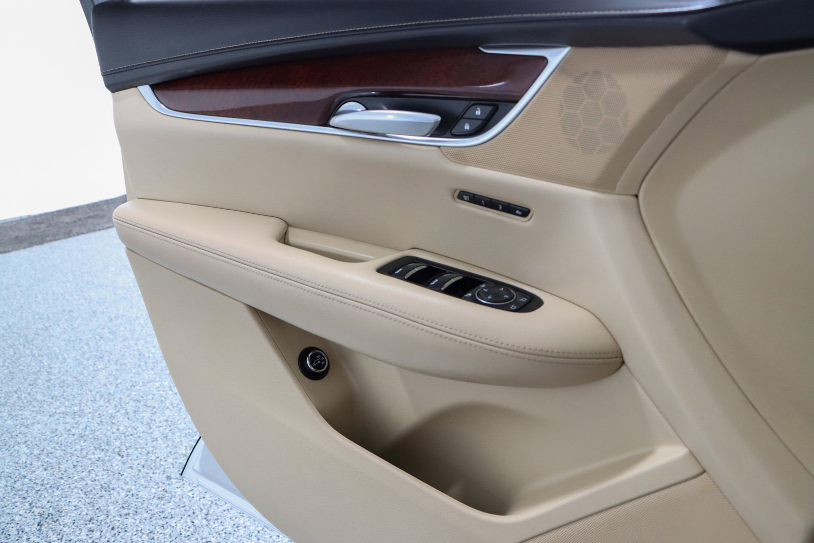 Used 2018 Cadillac XT5 Luxury w/ Driver Awareness Package image 23