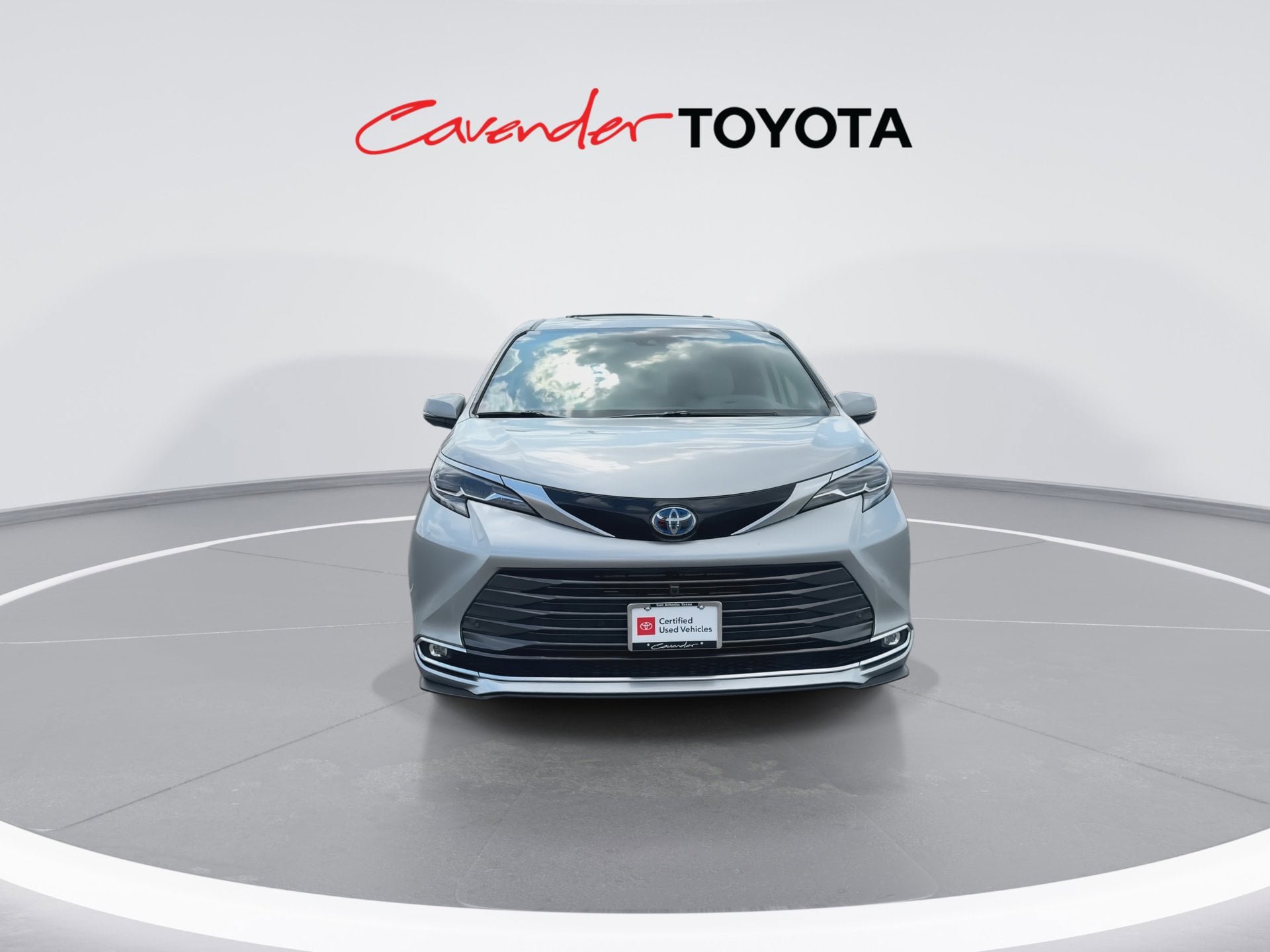 Used 2025 Toyota Sienna Platinum FWD image 3