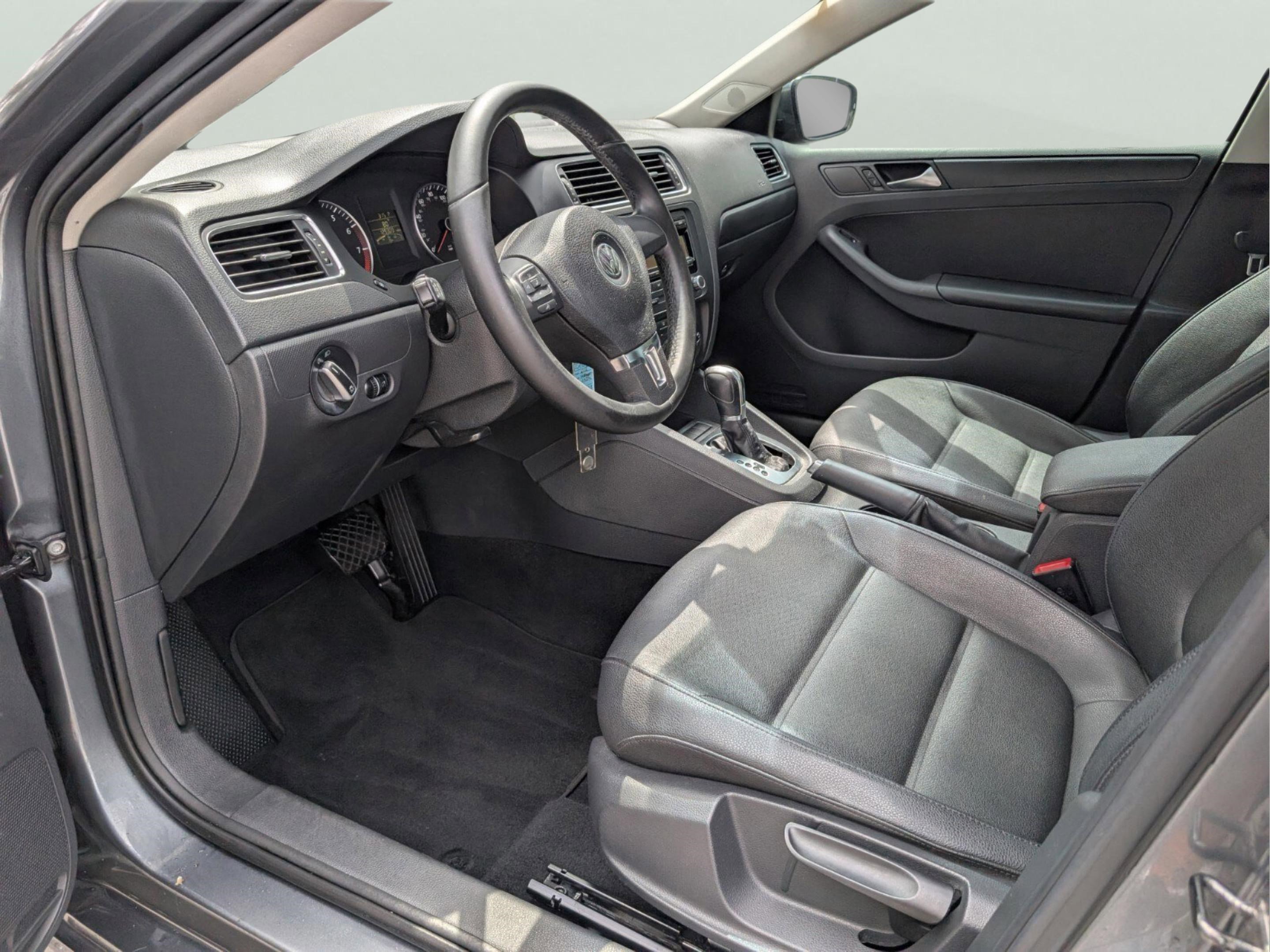 Used 2012 Volkswagen Jetta SE FWD image 30