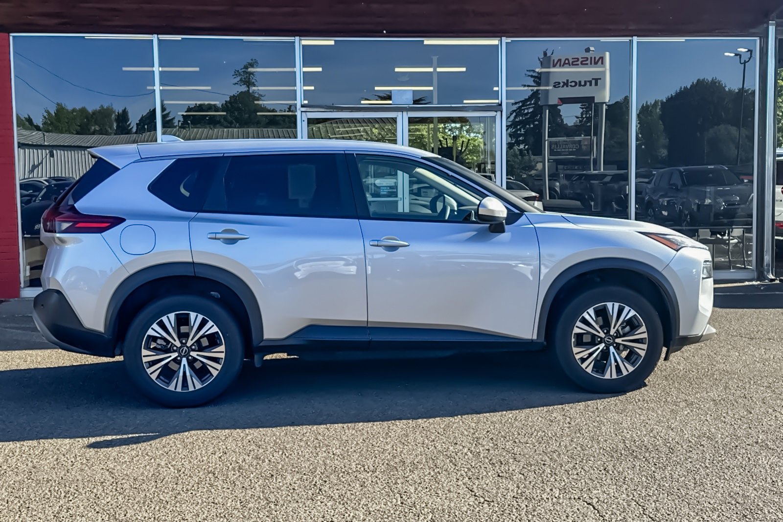 Used 2023 Nissan Rogue SV image 46