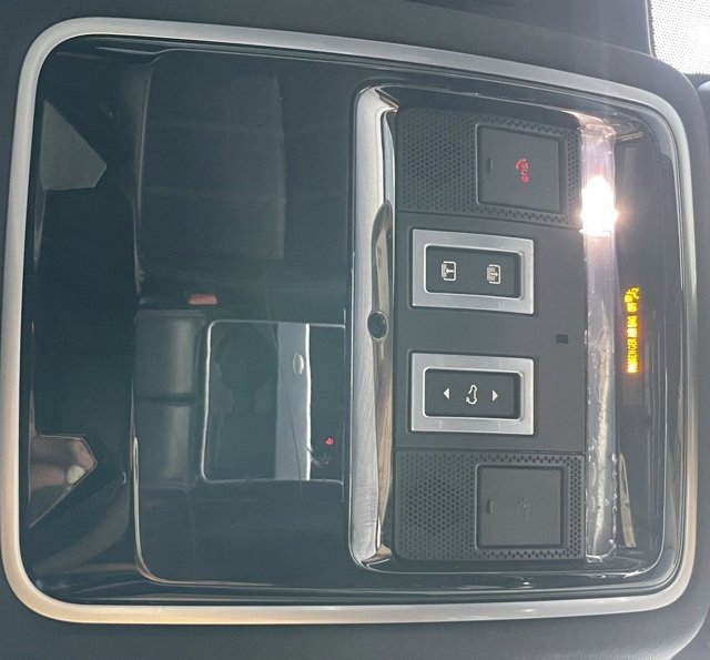 Used 2021 Land Rover Range Rover Velar R-Dynamic S image 22