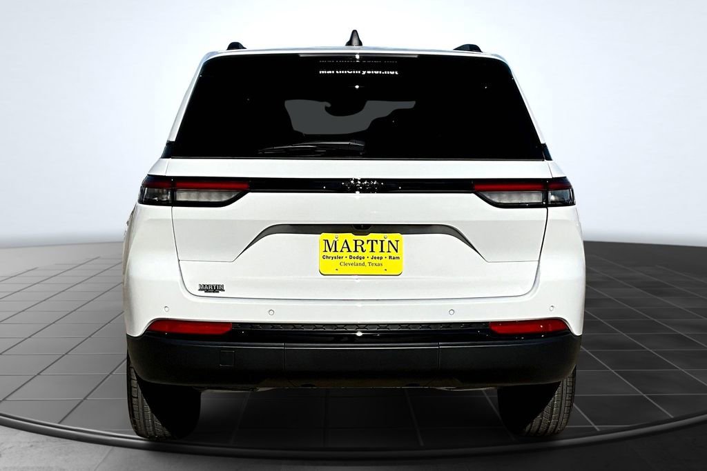 New 2025 Jeep Grand Cherokee Altitude image 4