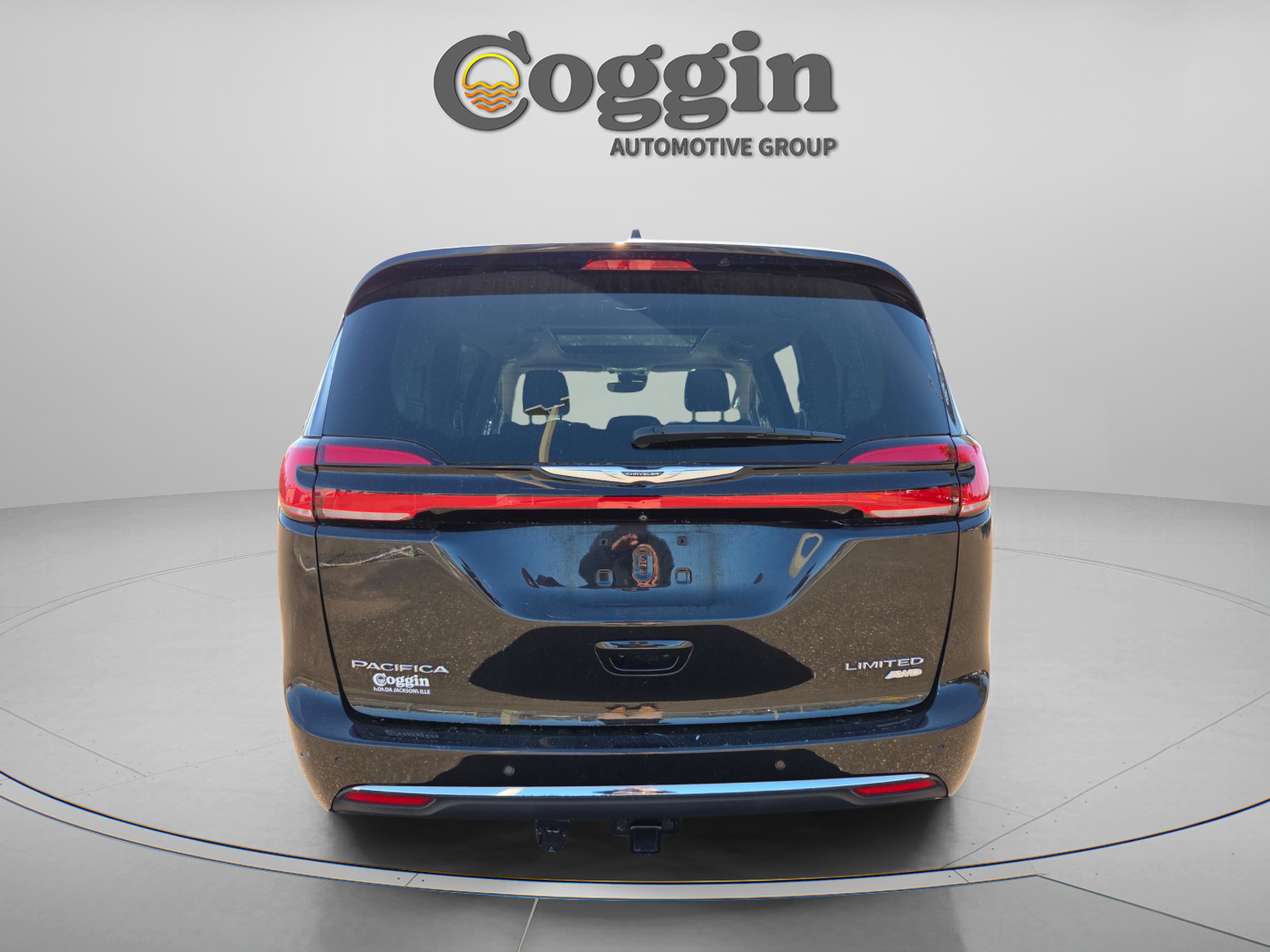 Used 2023 Chrysler Pacifica Limited w/ Uconnect Theater Family Group image 5