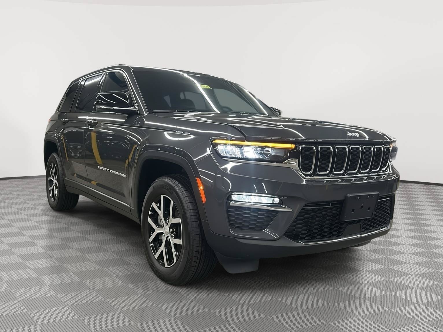 Used 2025 Jeep Grand Cherokee Limited AWD/4WD image 3