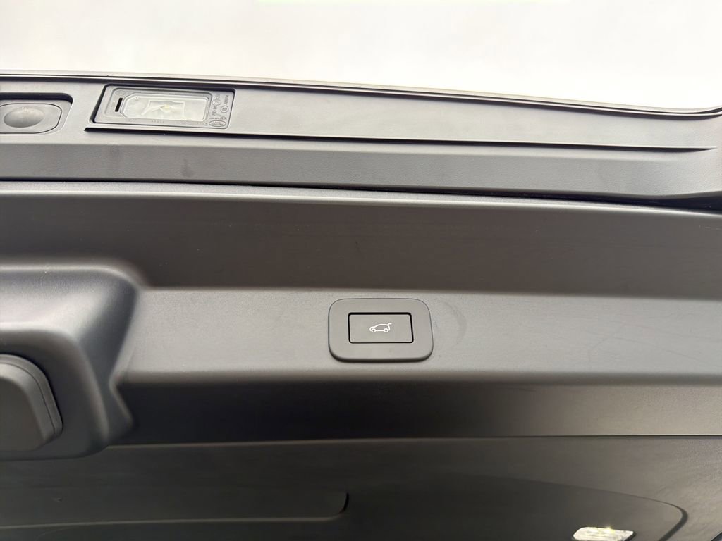 Used 2025 Land Rover Range Rover Sport SE image 13