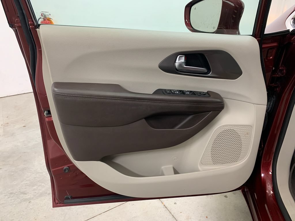Used 2019 Chrysler Pacifica Touring-L Plus FWD image 17