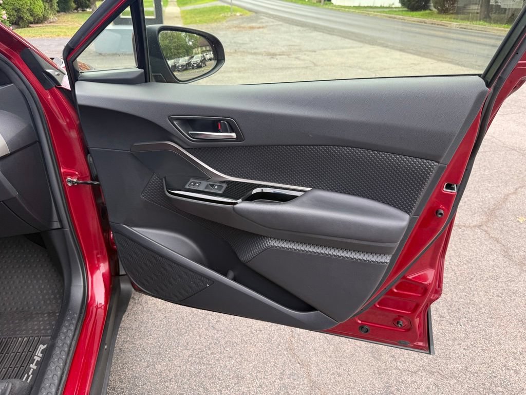 Used 2019 Toyota C-HR XLE FWD image 34
