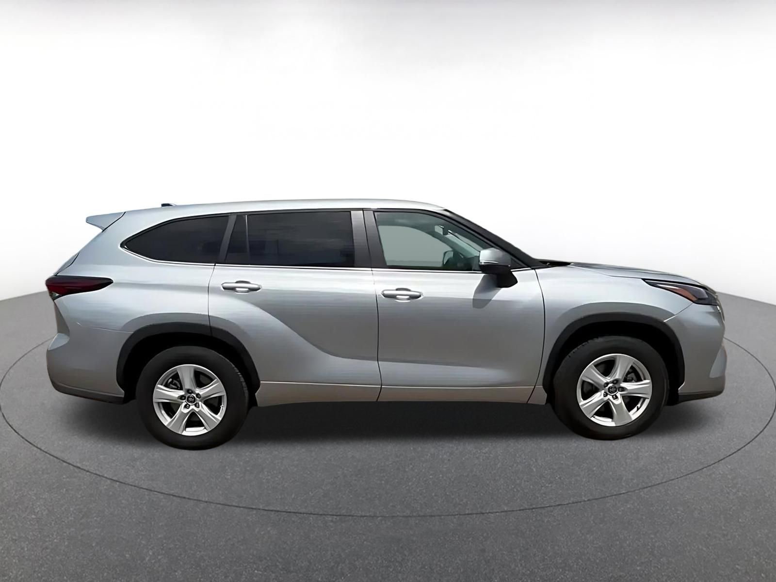 Used 2025 Toyota Highlander LE image 9
