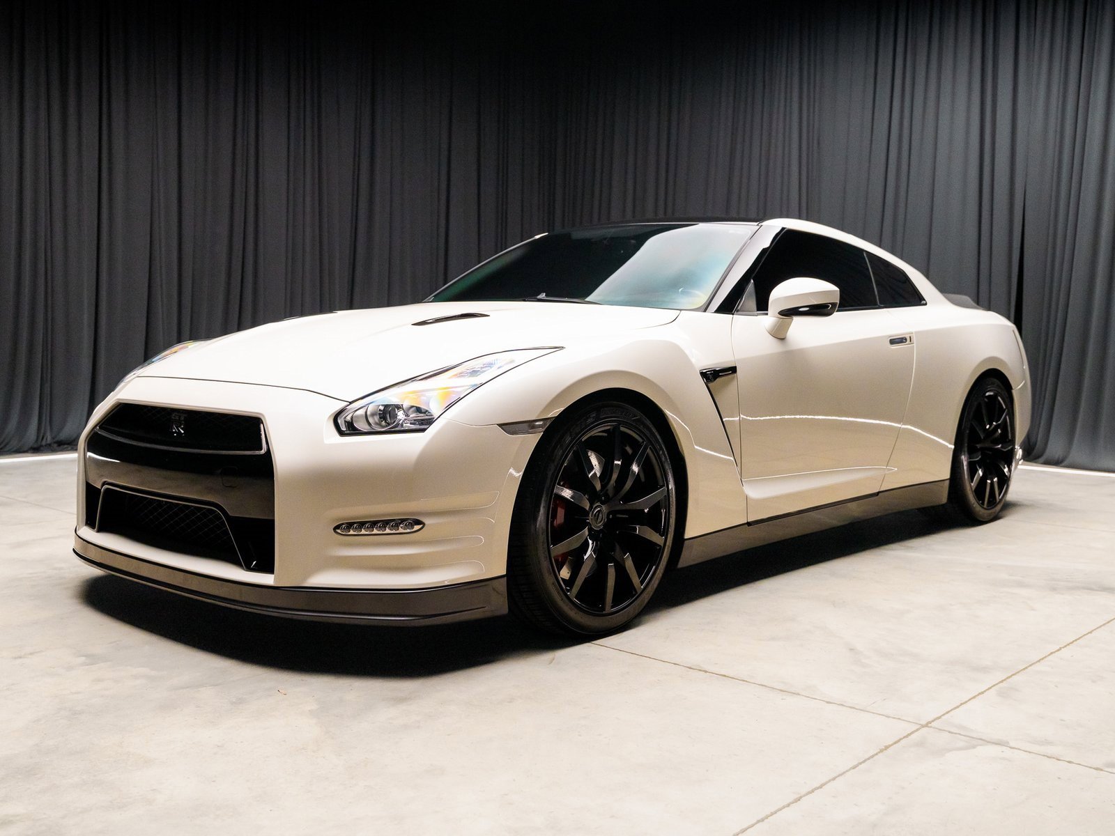 Used 2015 Nissan GT-R Premium image 19