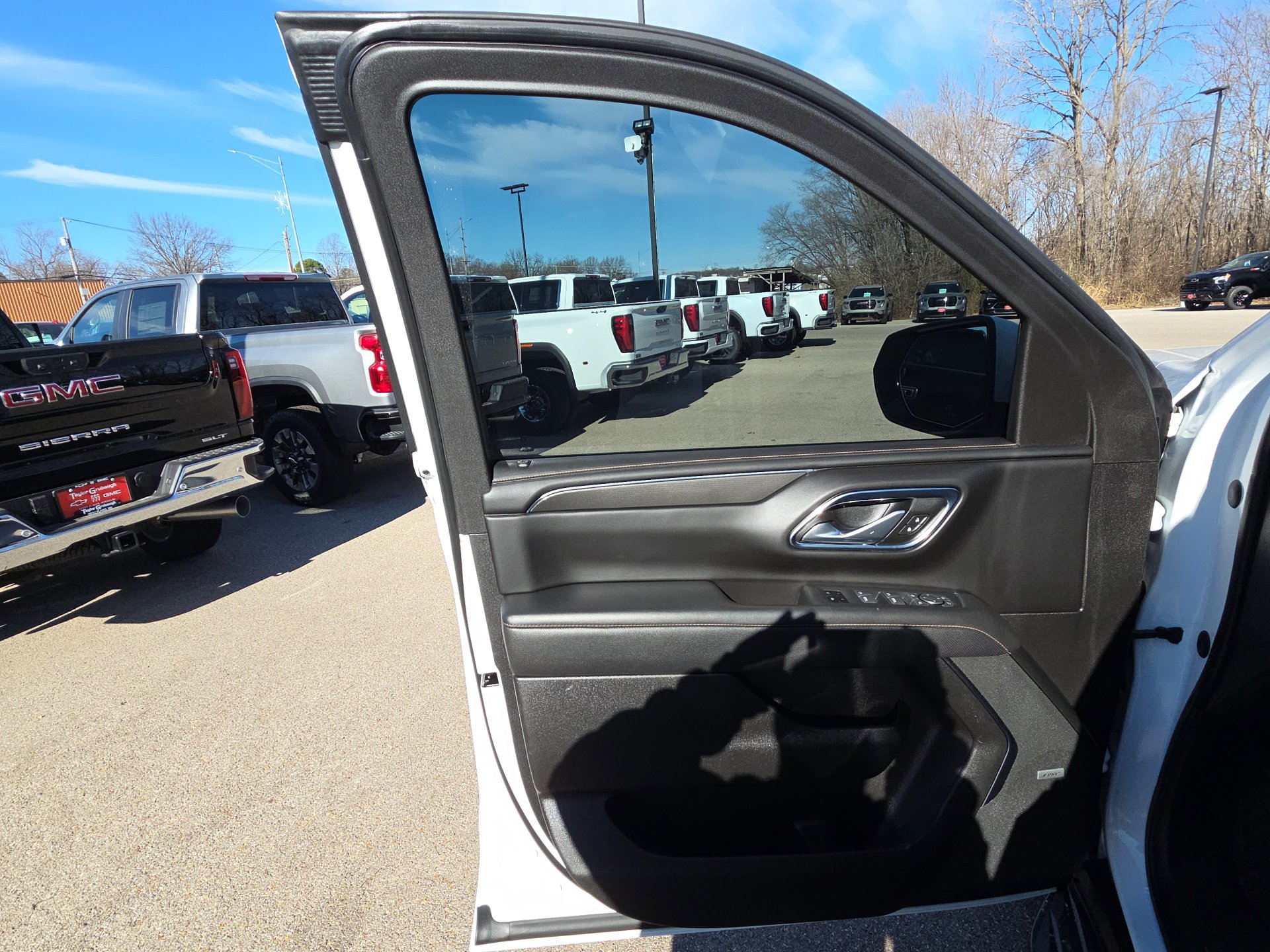 Used 2023 GMC Yukon XL AT4 w/ Technology Package image 12