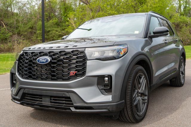 Used 2025 Ford Explorer ST AWD/4WD image 2