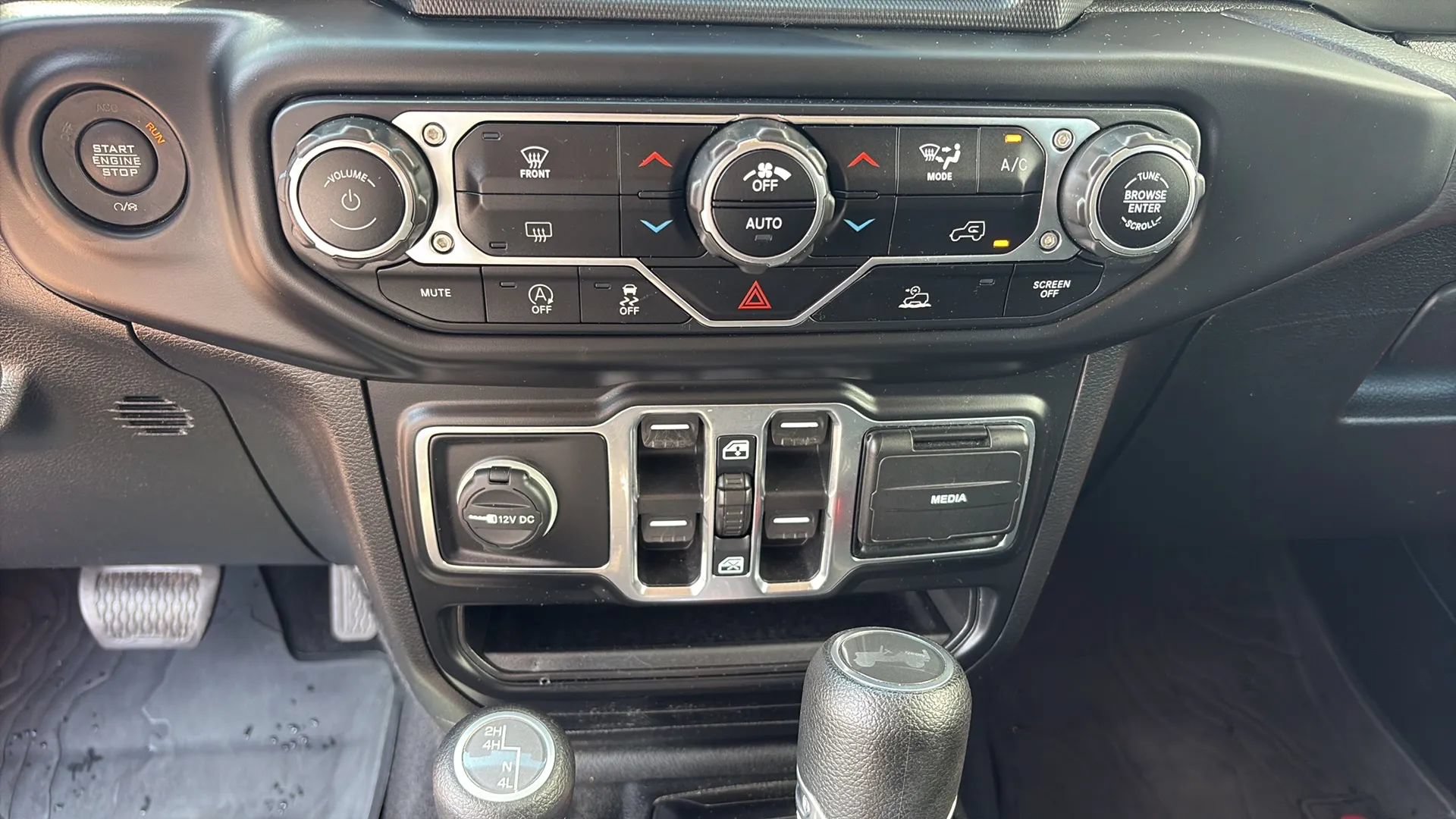 Used 2021 Jeep Wrangler Unlimited Sahara w/ Uconnect 4C Nav & Sound Group AWD/4WD image 23