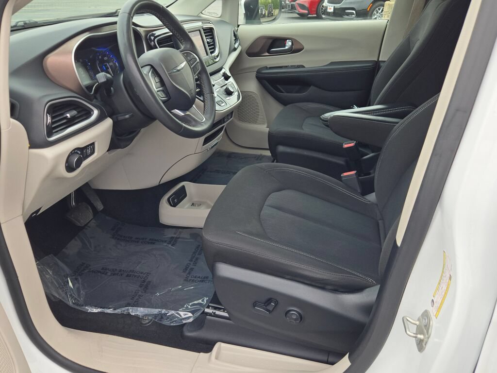 Certified 2023 Chrysler Voyager LX FWD image 27