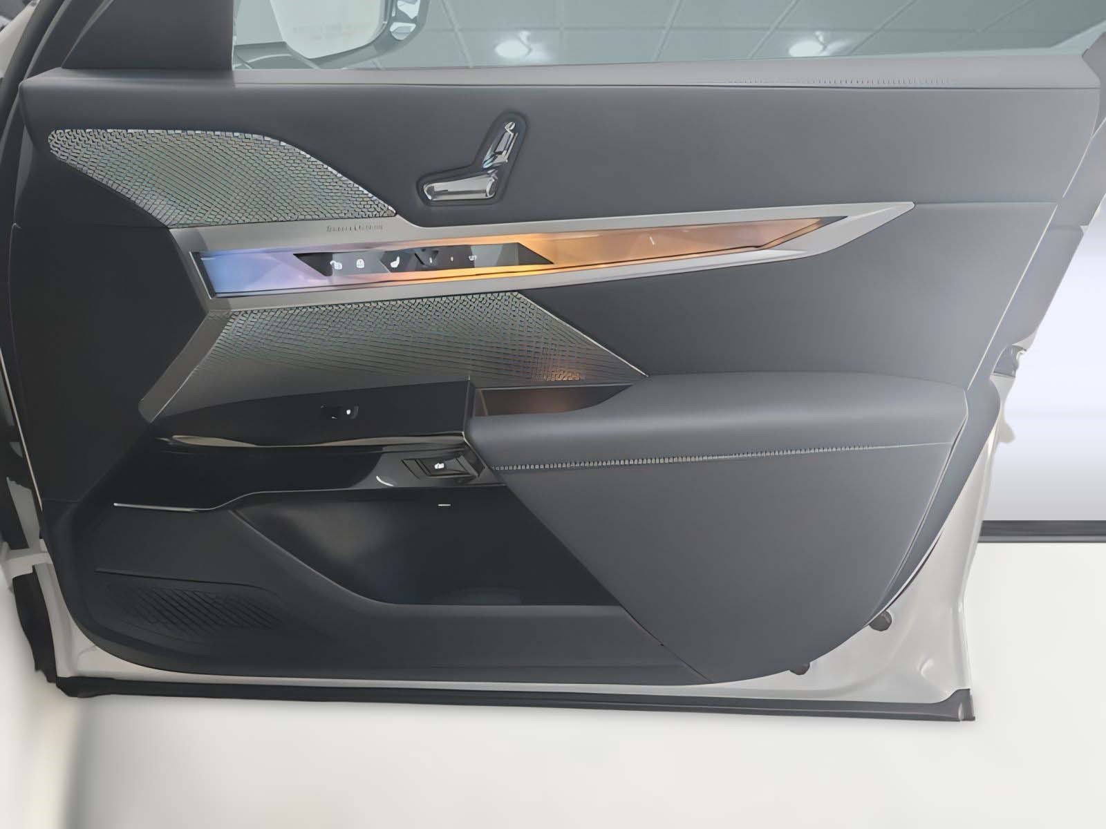 Used 2025 BMW 760i xDrive w/ Executive Package image 28