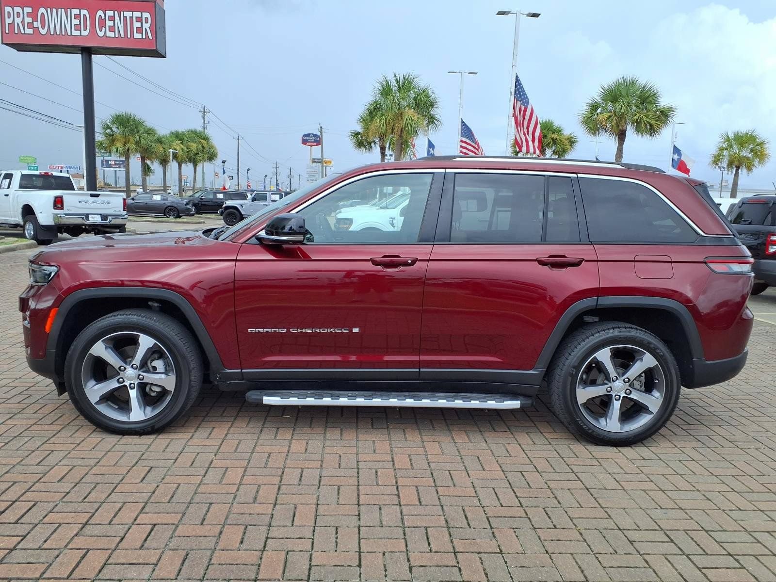 Used 2023 Jeep Grand Cherokee Limited w/ Luxury Tech Group II RWD image 9