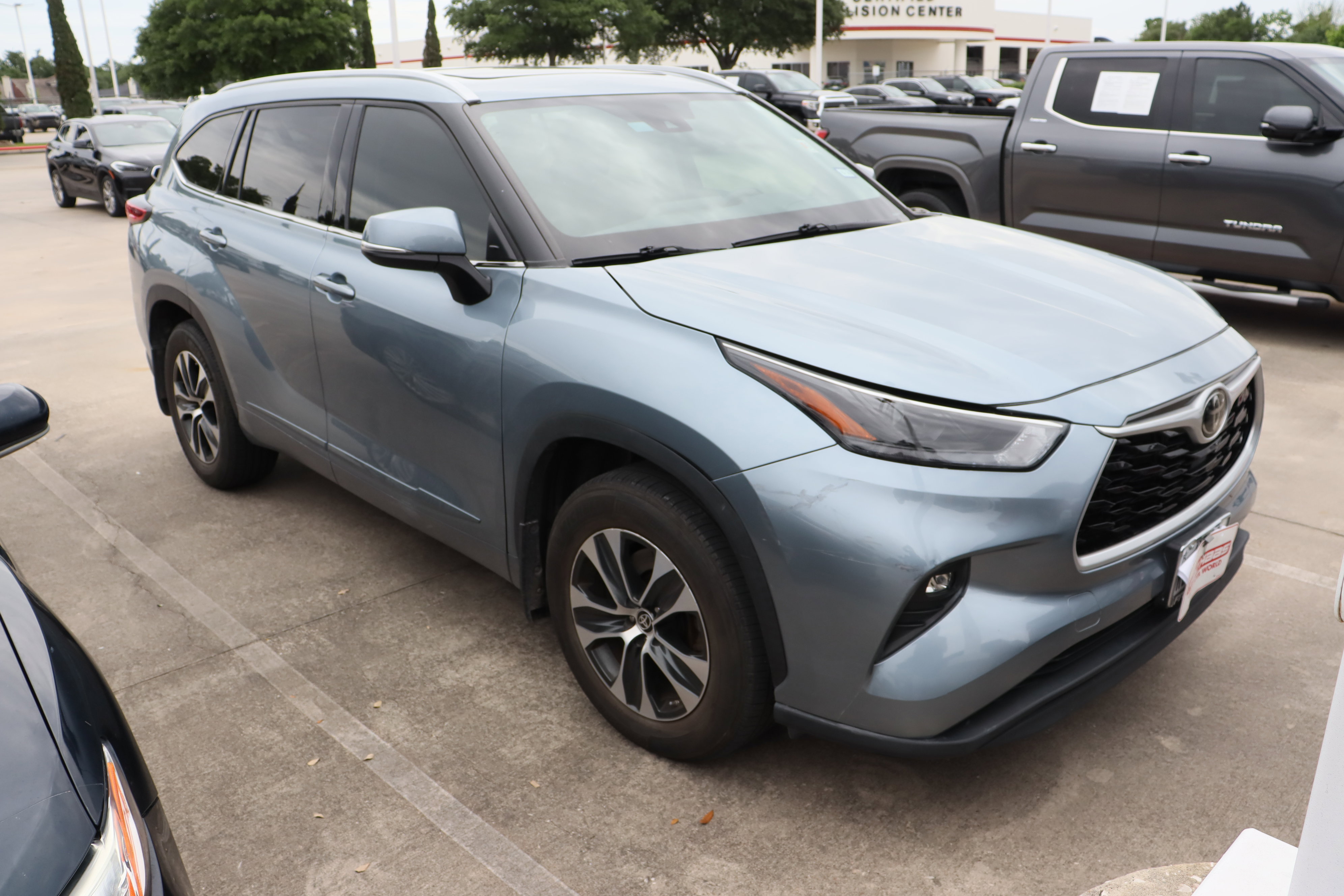 Used 2022 Toyota Highlander XLE image 2