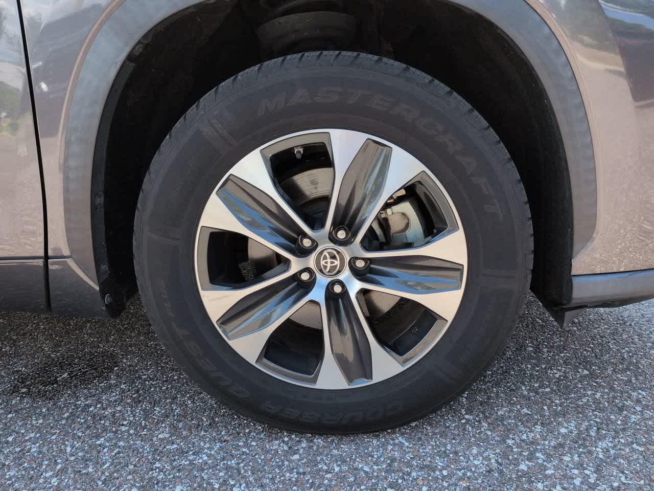 Certified 2021 Toyota Highlander XLE FWD image 11
