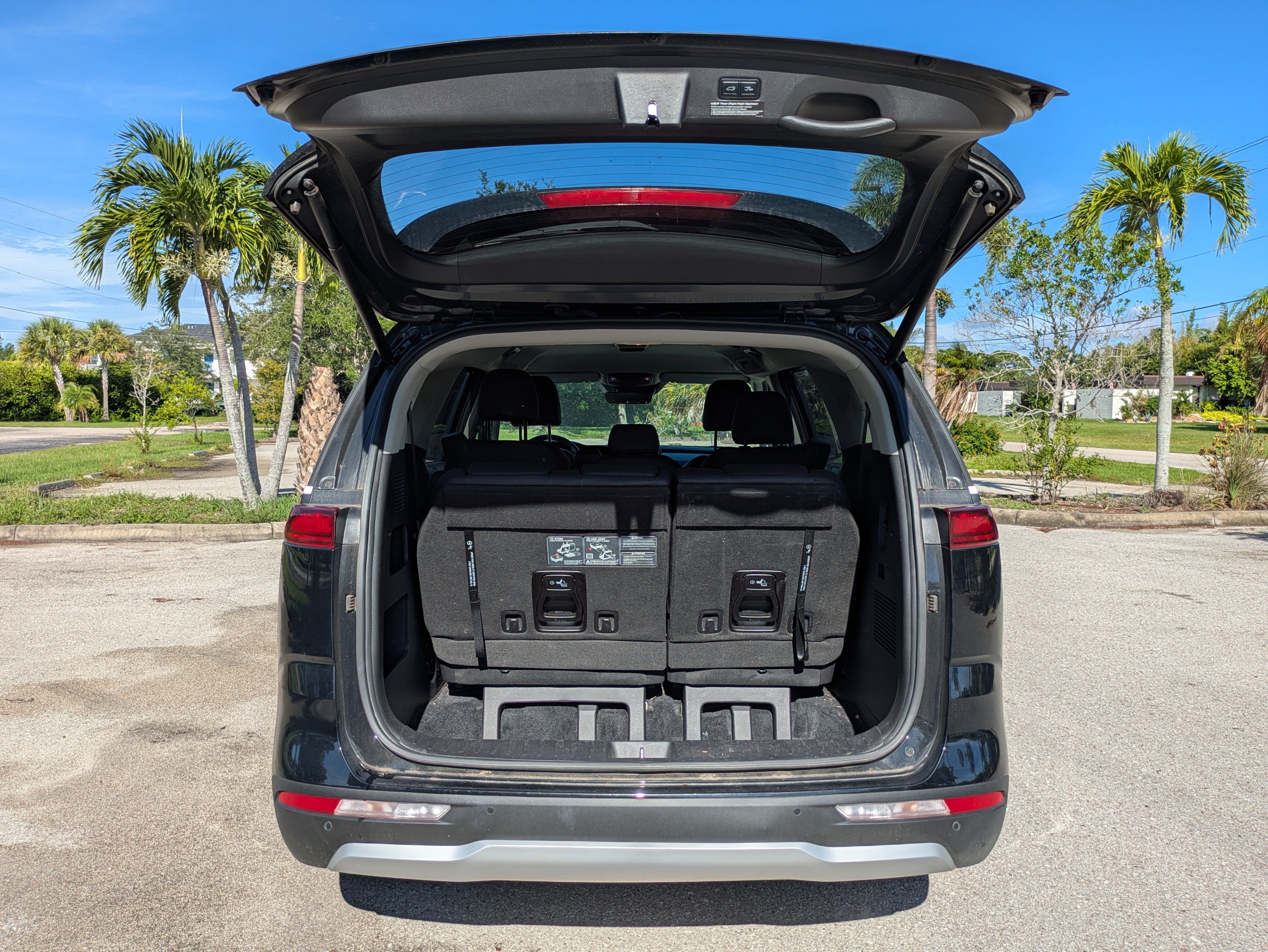 Used 2024 Kia Carnival EX FWD image 32