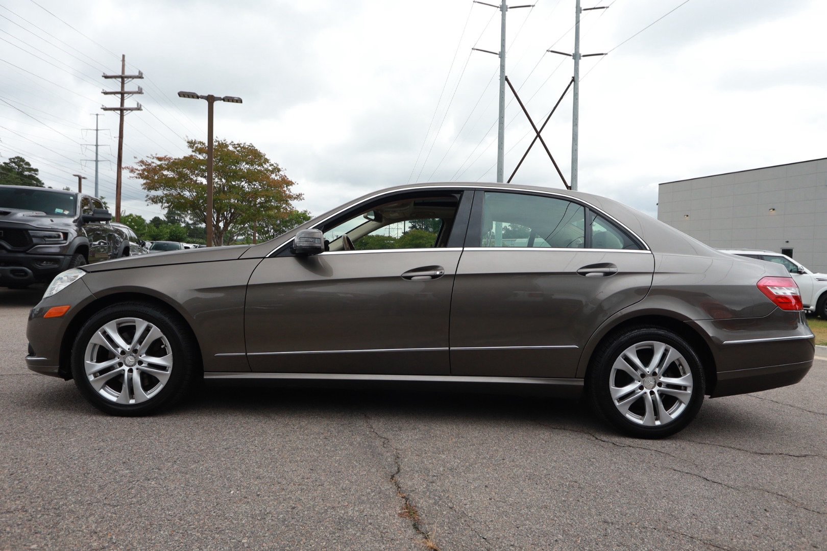 Used 2011 Mercedes-Benz E 350 4MATIC Sedan image 2
