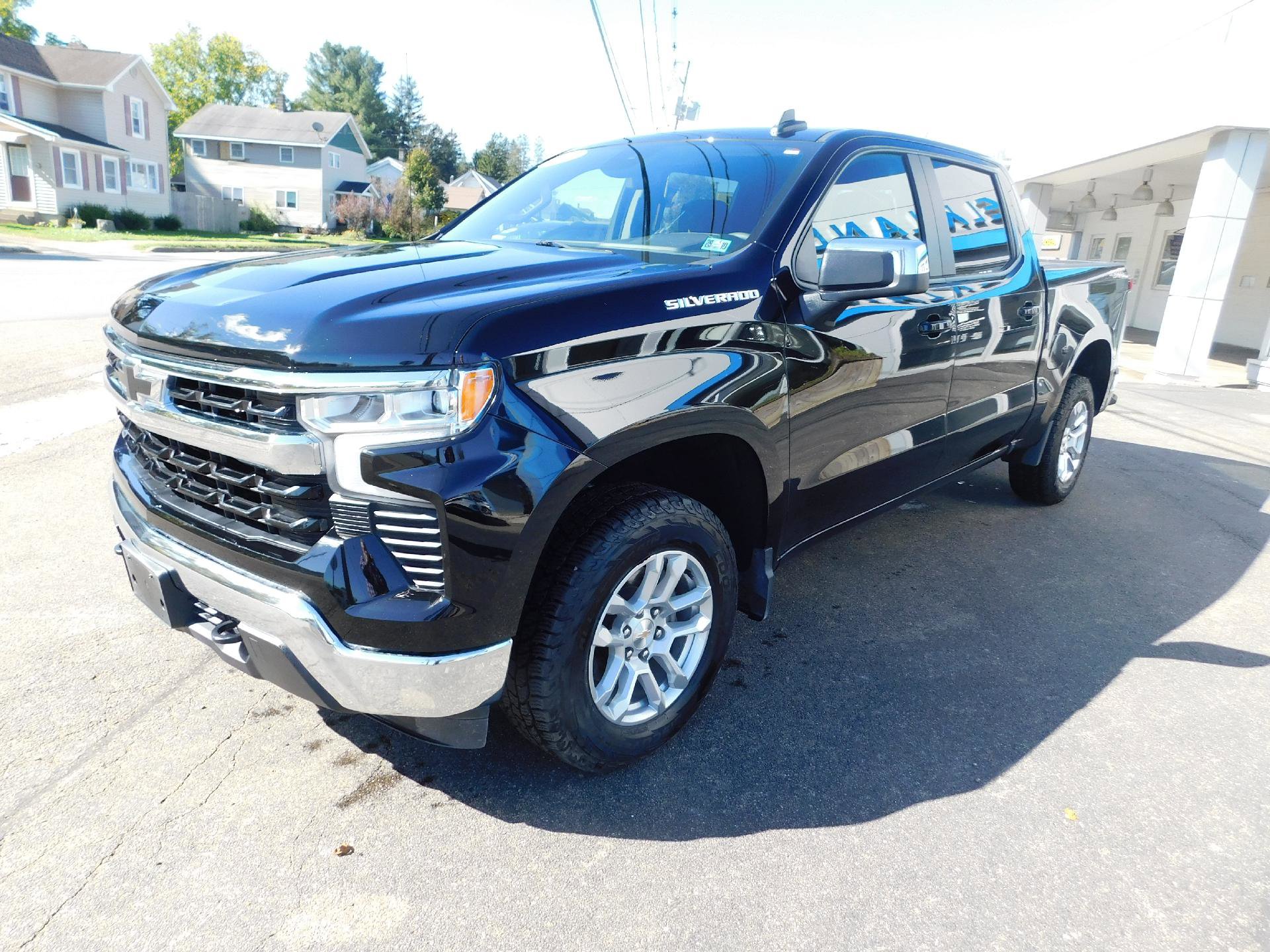 Used 2024 Chevrolet Silverado 1500 LT image 2