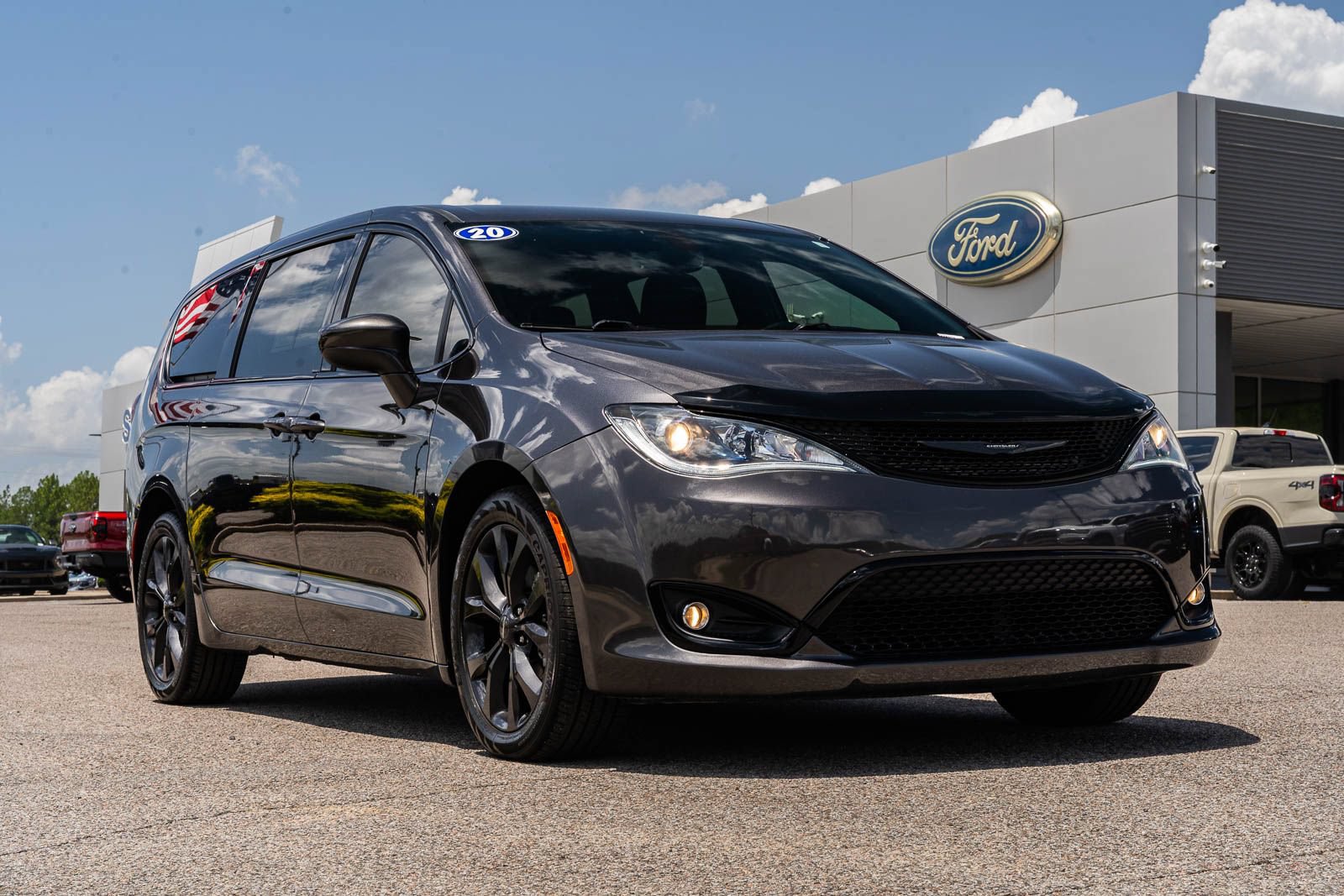 Used 2020 Chrysler Pacifica Touring w/ S Appearance Package FWD image 1