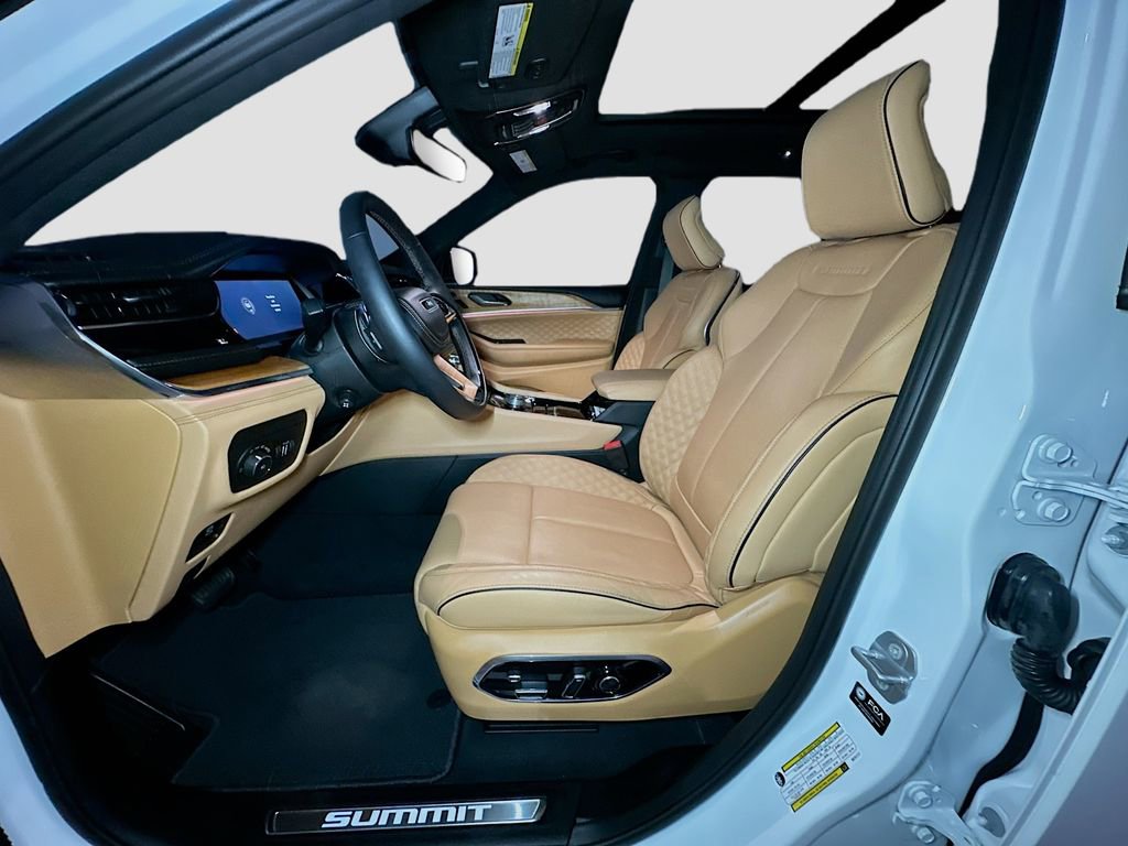 Used 2025 Jeep Grand Cherokee Summit AWD/4WD image 21