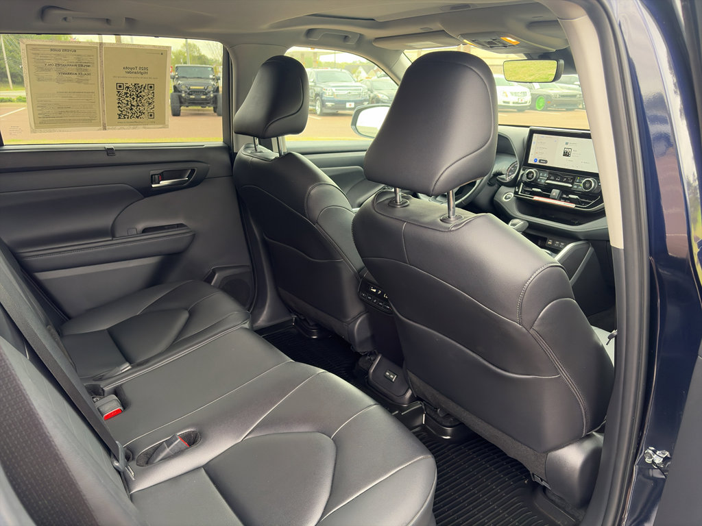 Used 2025 Toyota Highlander XLE image 16