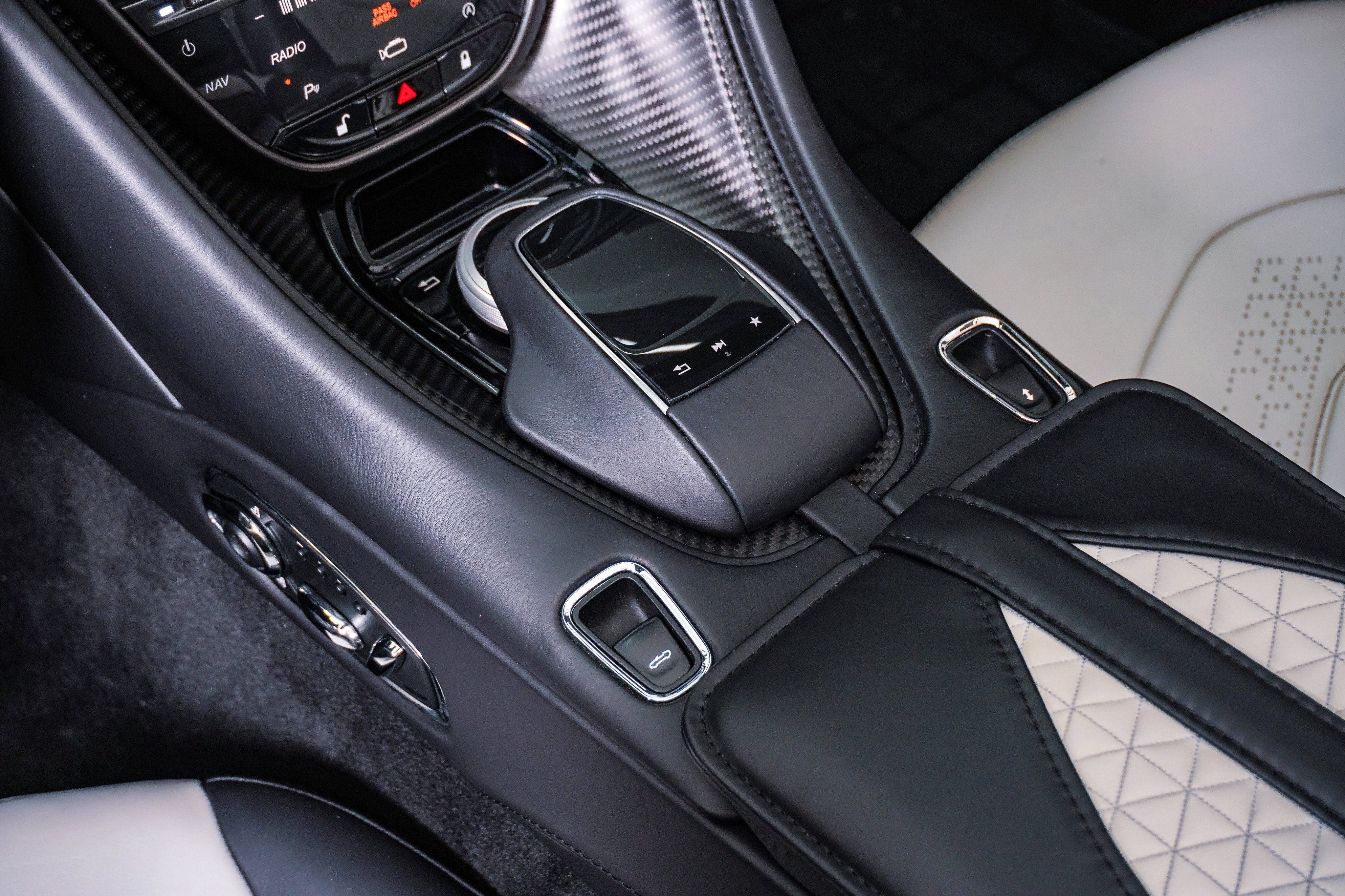 Used 2023 Aston Martin DBS Superleggera Volante RWD image 33