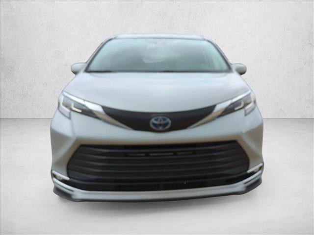 Used 2022 Toyota Sienna XLE image 2