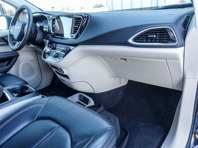 Used 2023 Chrysler Pacifica Touring-L image 7