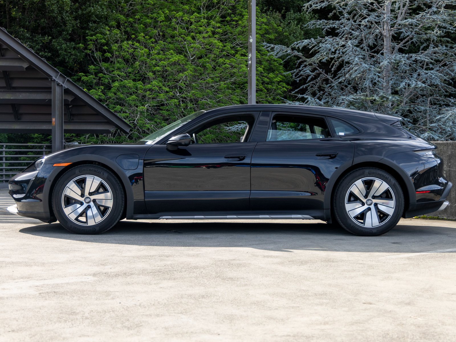 Certified 2022 Porsche Taycan 4 Cross Turismo image 2