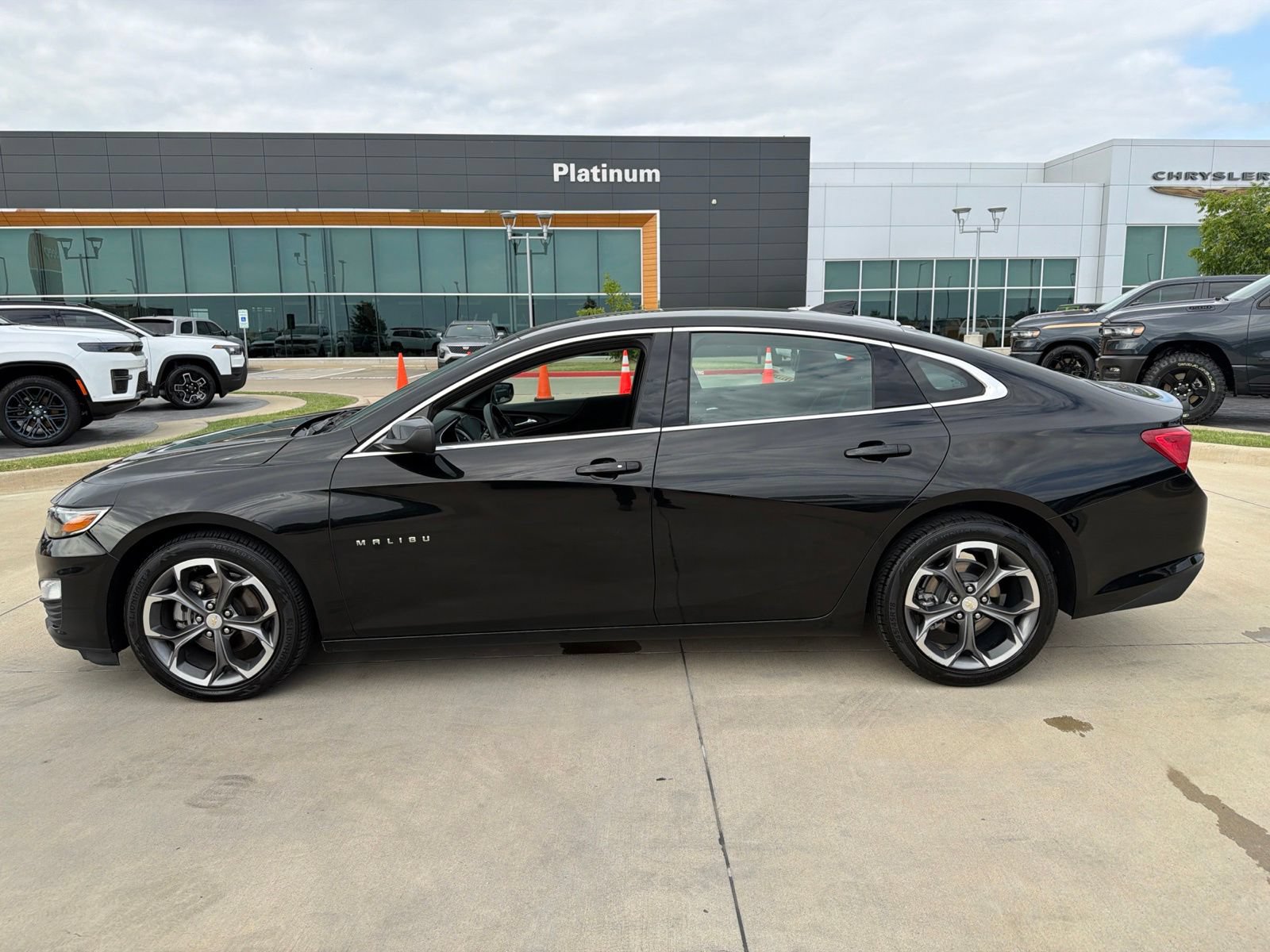 Used 2023 Chevrolet Malibu LT FWD image 2