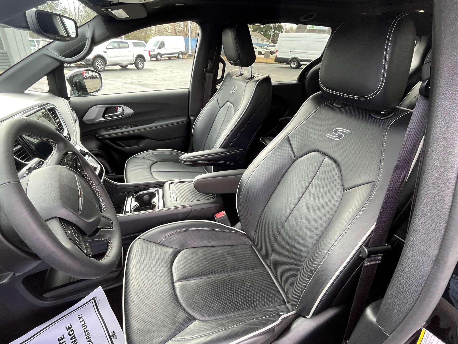 Used 2025 Chrysler Pacifica Limited image 17