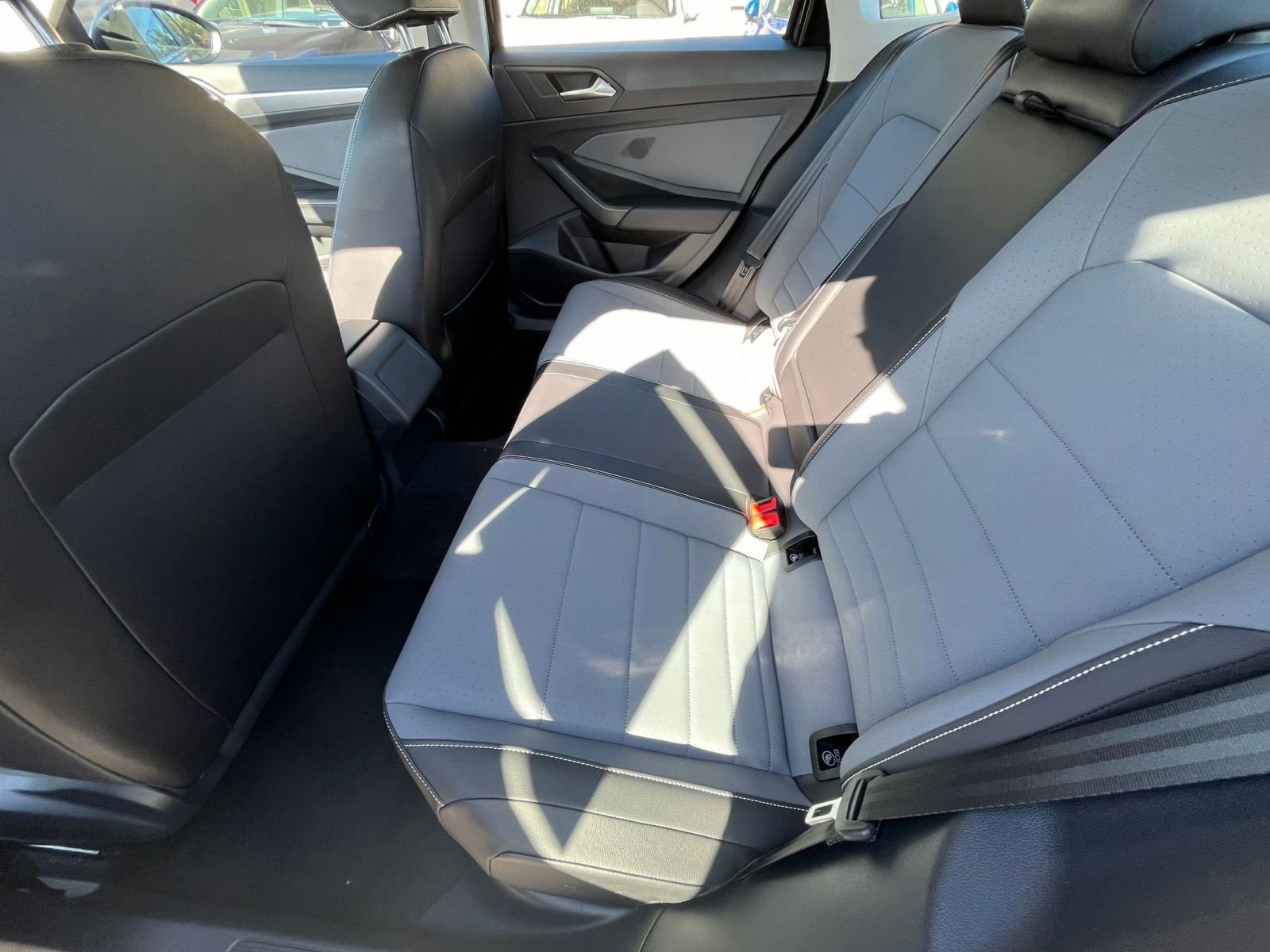 Used 2025 Volkswagen Jetta SE image 25