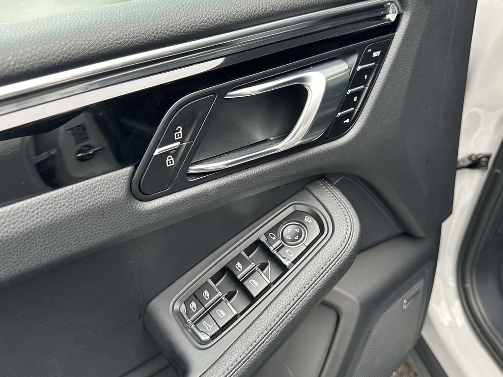 Certified 2025 Porsche Macan image 17