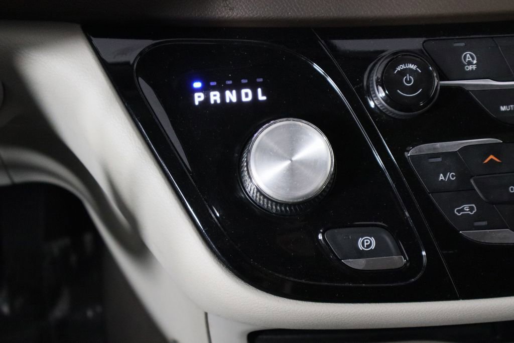 Used 2018 Chrysler Pacifica Touring-L image 29