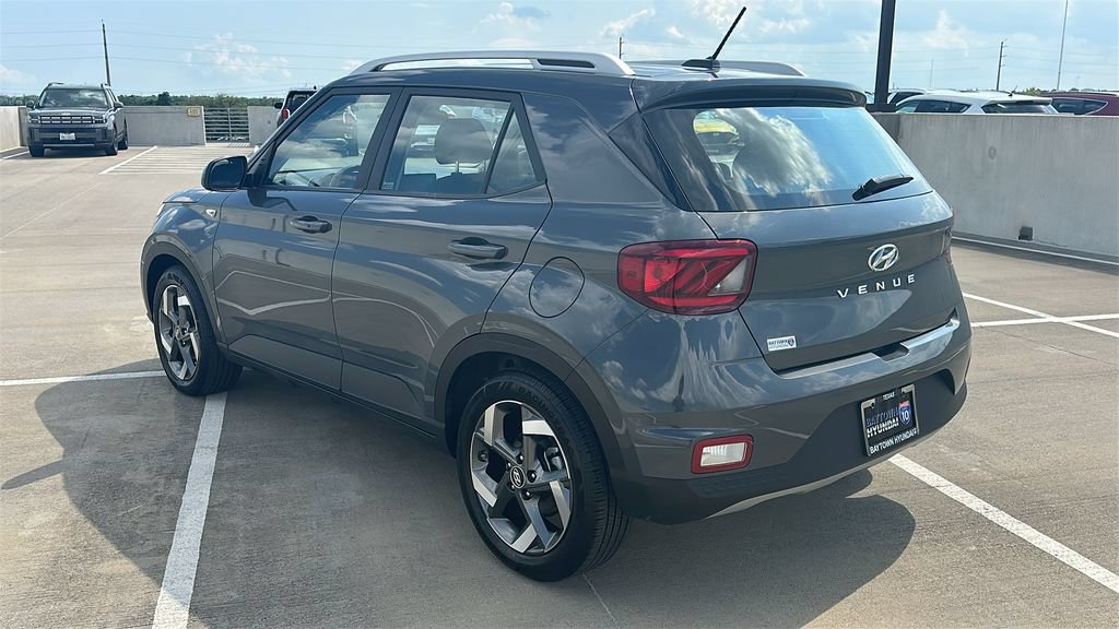 Used 2025 Hyundai Venue SEL FWD image 11